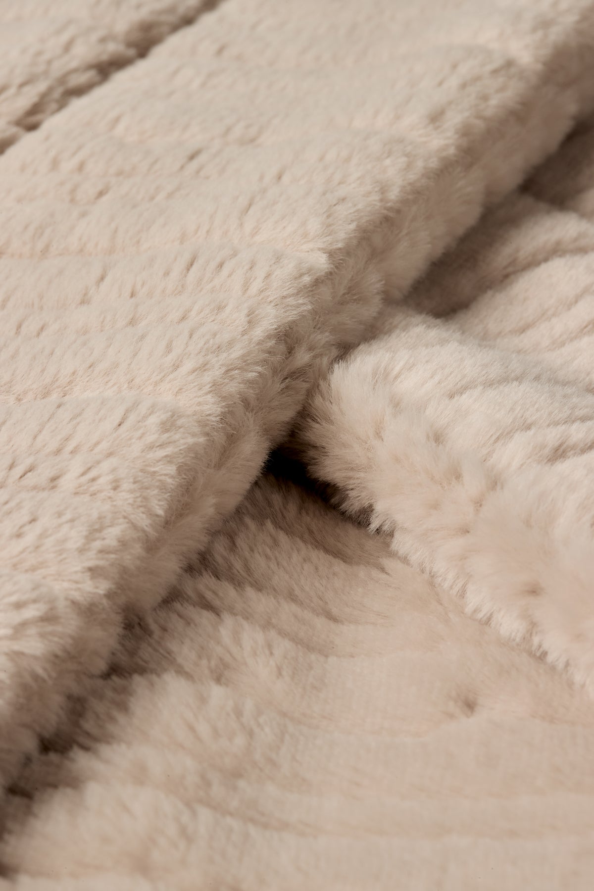 Barefoot Dreams Channel Faux Fur Blanket & Bag Set- Sandstone