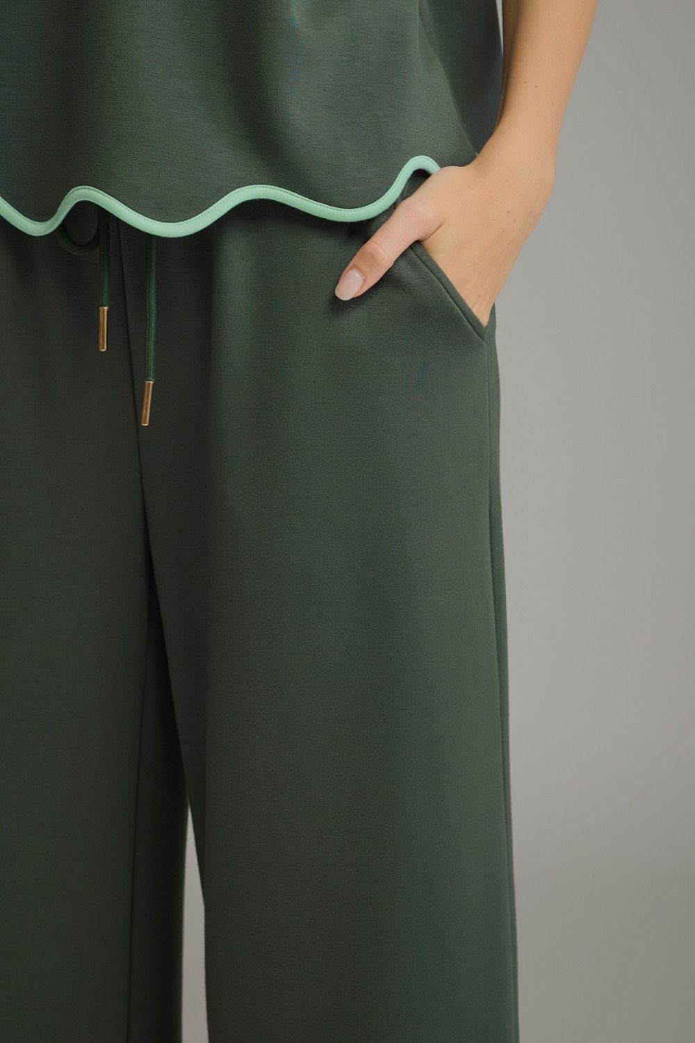 Evergreen Elegance Scalloped Set